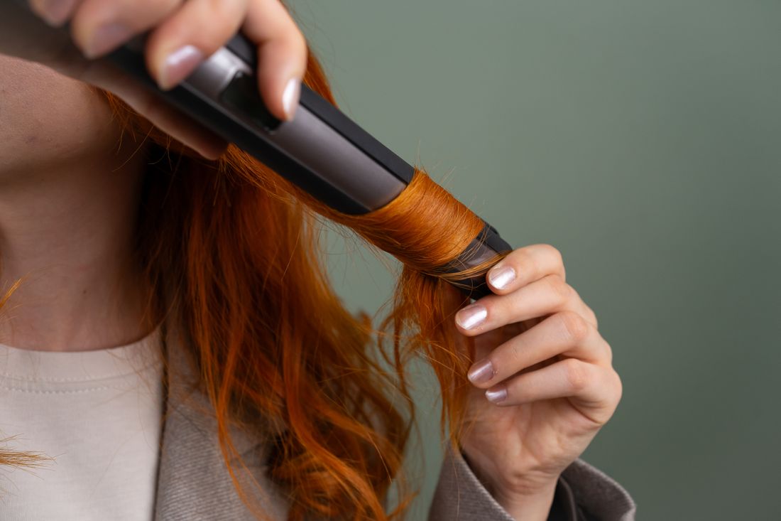 Réalisation de boucles définies sur cheveux roux avec un appareil coiffant
