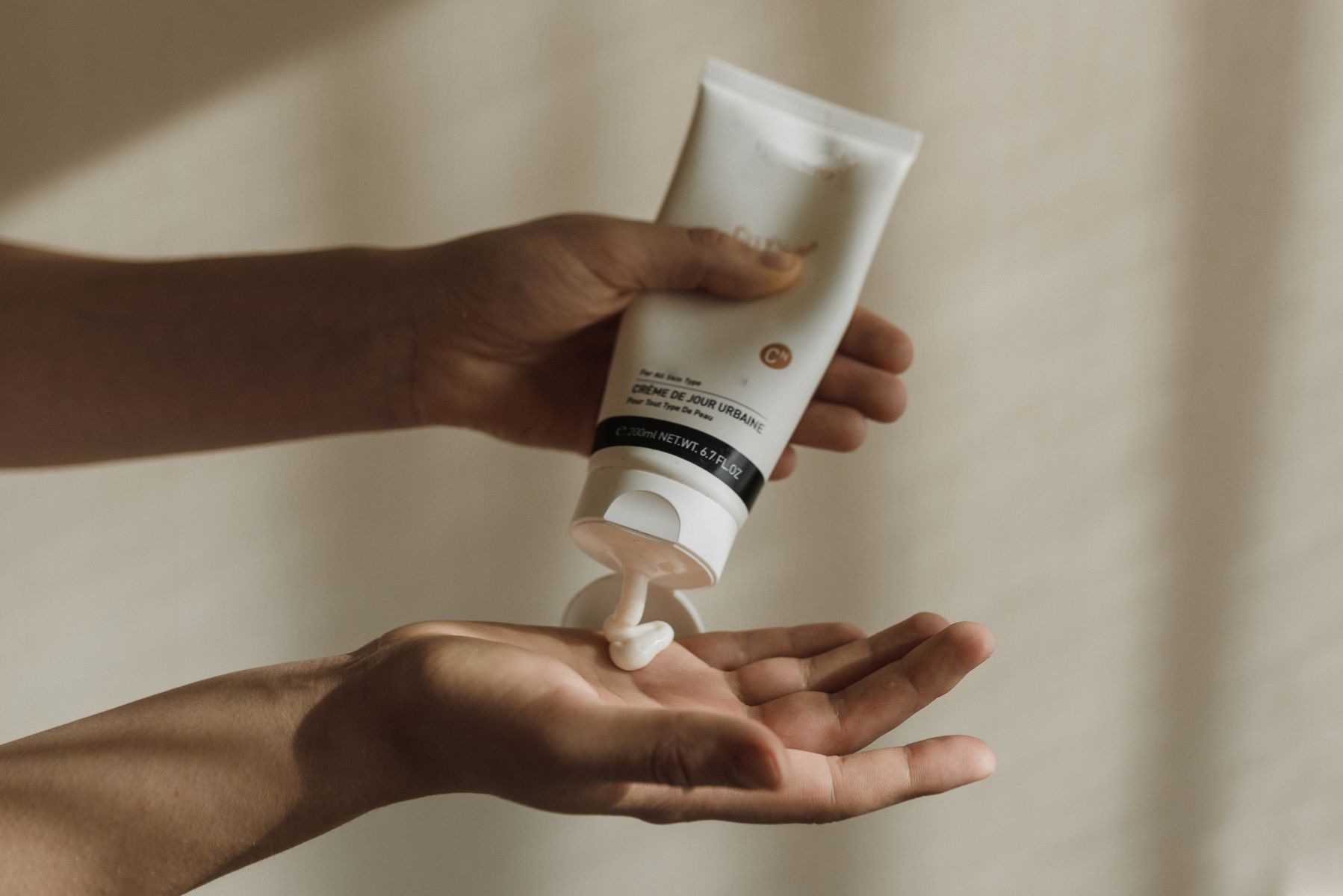 Application d'une crème hydratante sur les mains pendant une routine de soin