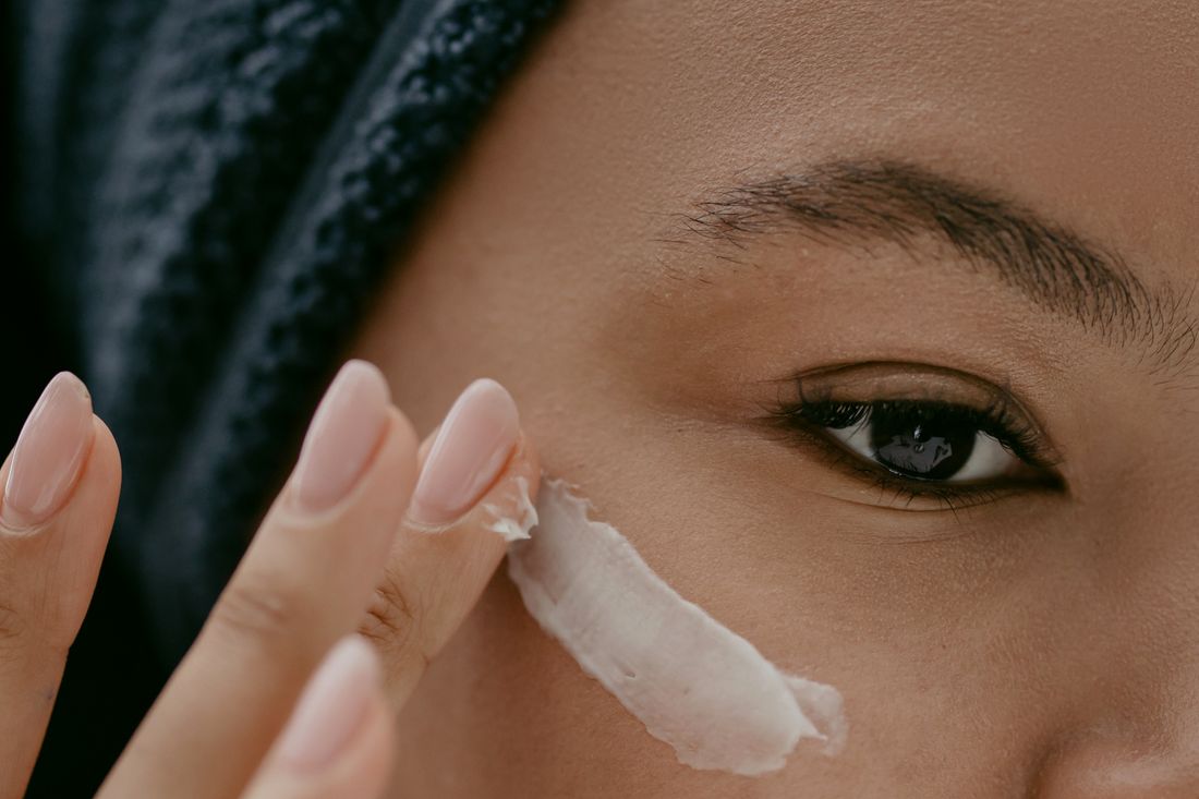 Application d'une crème anti-âge sur le visage