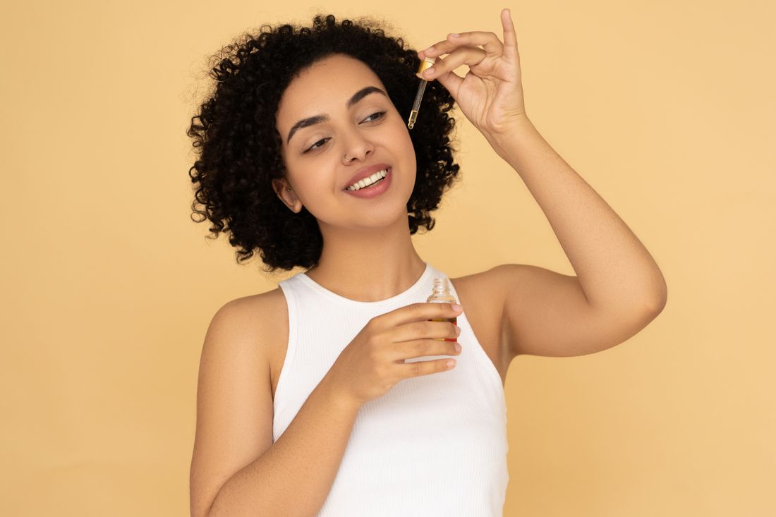 Application d'une huile capillaire sur les cheveux
