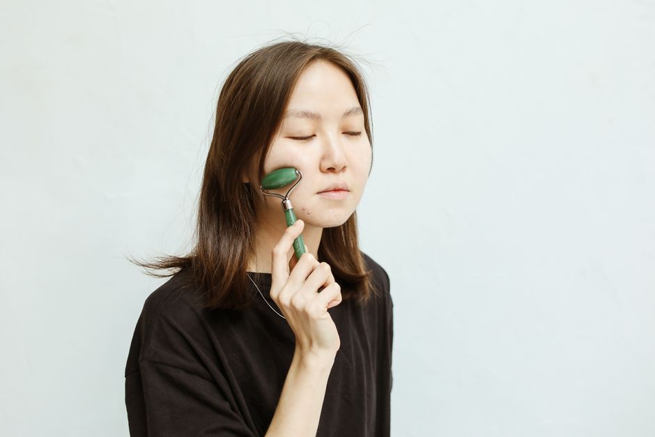 Auto-massage du visage avec une huile anti-âge
