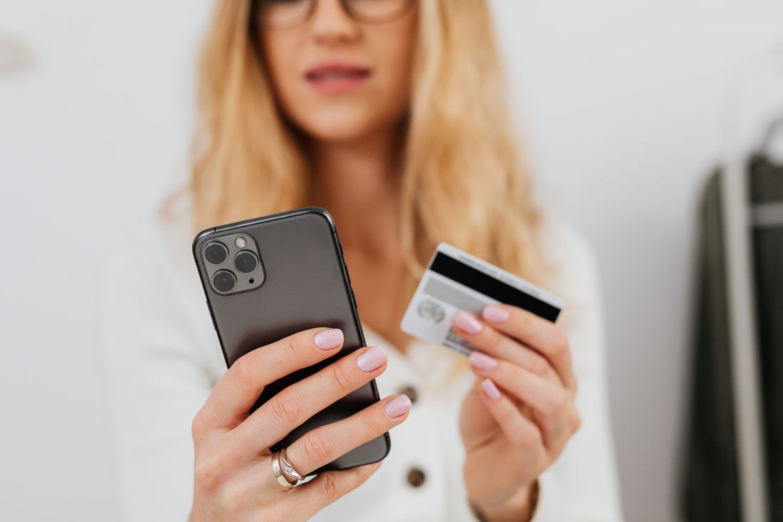 Personne consultant des avis clients avant un achat en ligne