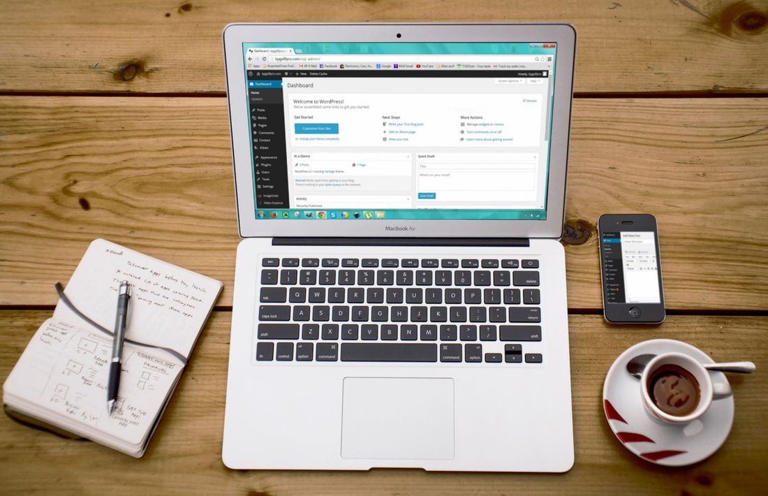 Bureau cosy avec ordinateur, carnet de notes et café pour la lecture blog