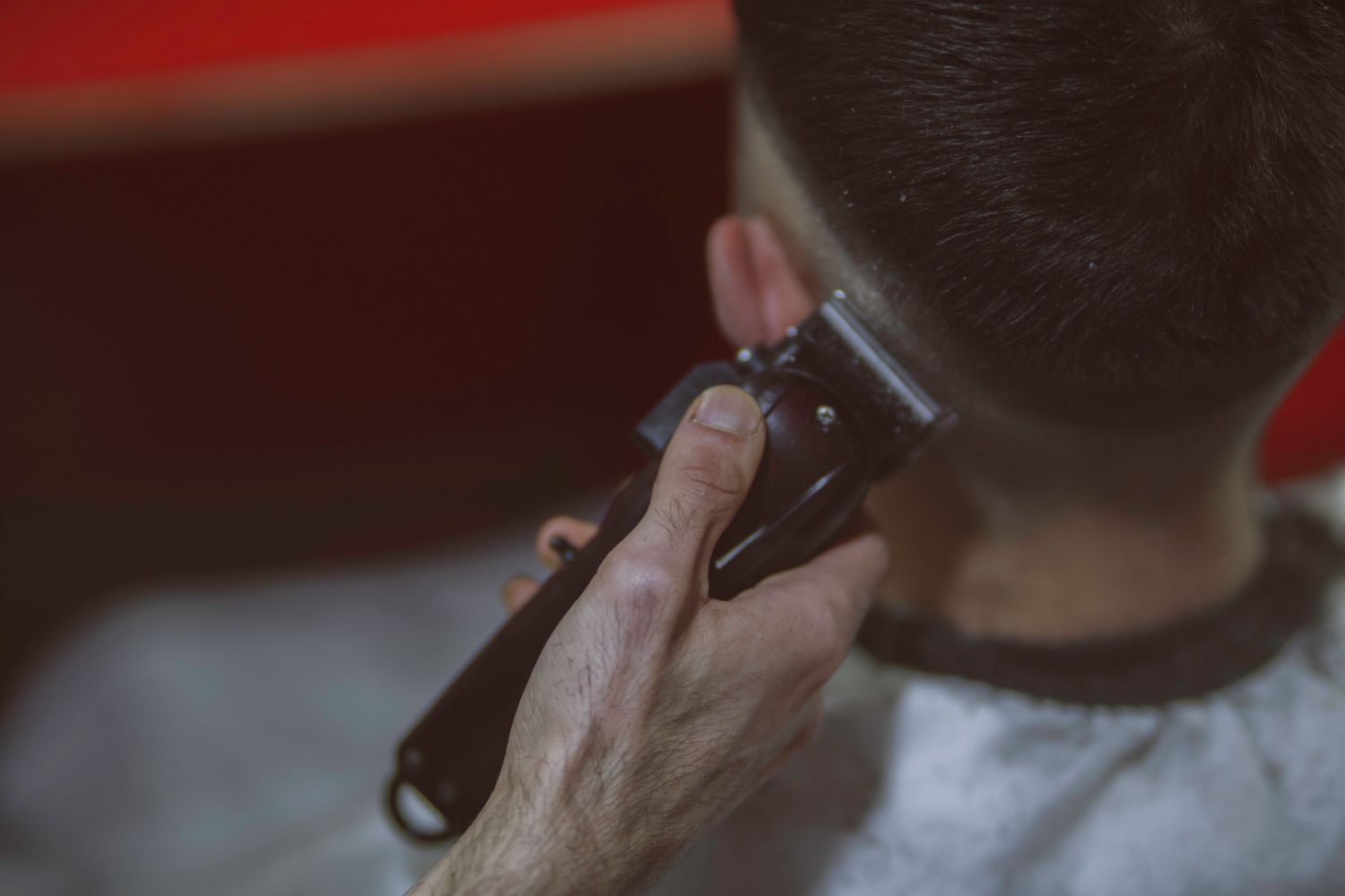 Homme se faisant faire un buzz cut à la tondeuse