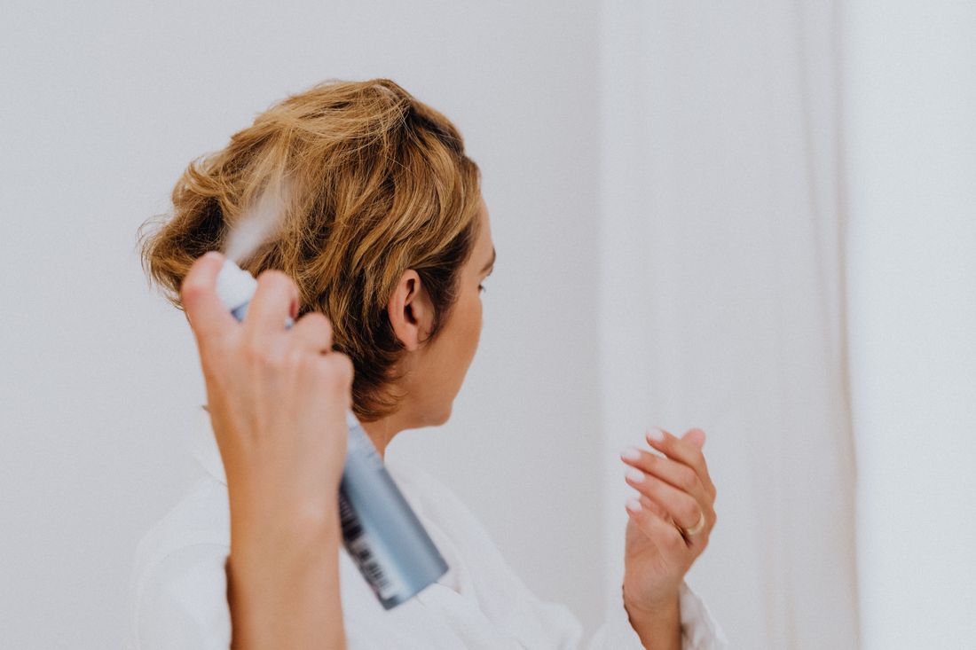 Coiffage et finition d'une coupe de cheveux courte