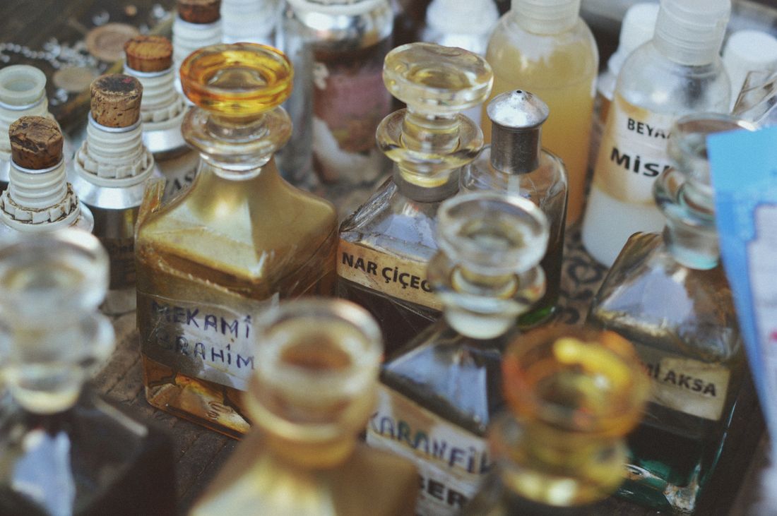 Collection de flacons de parfum vintage