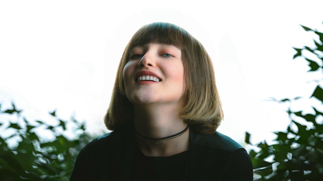 Femme souriante avec une coupe bob adaptée à la forme de son visage