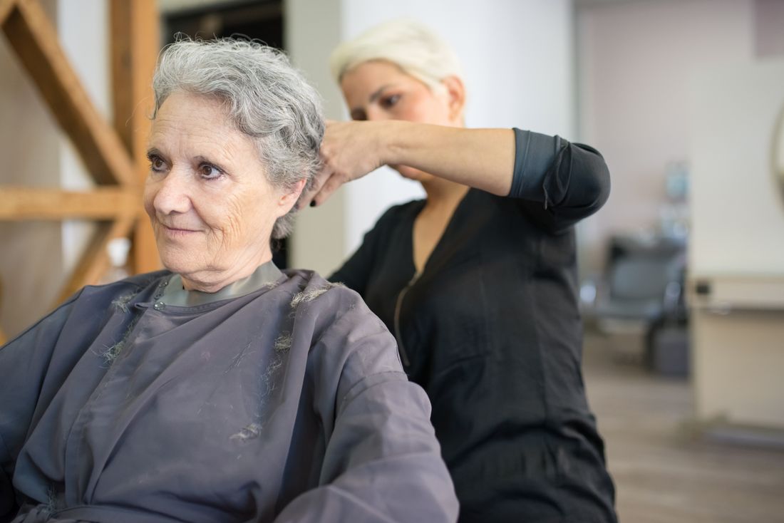 Coupe de cheveux courte réalisée en salon de coiffure