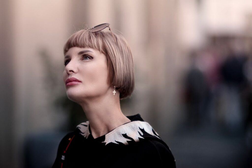 Portrait d'une femme avec une coupe courte effilée type bob