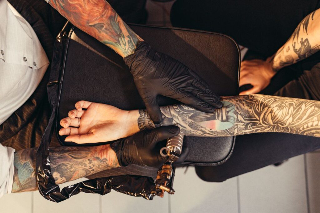 Crème cicatrisante appliquée sur un tatouage frais en cours de cicatrisation