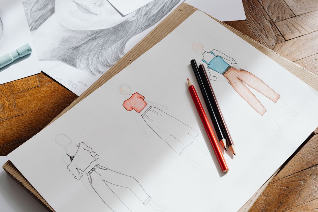 Croquis de mode et illustrations sur papier avec crayons de couleur