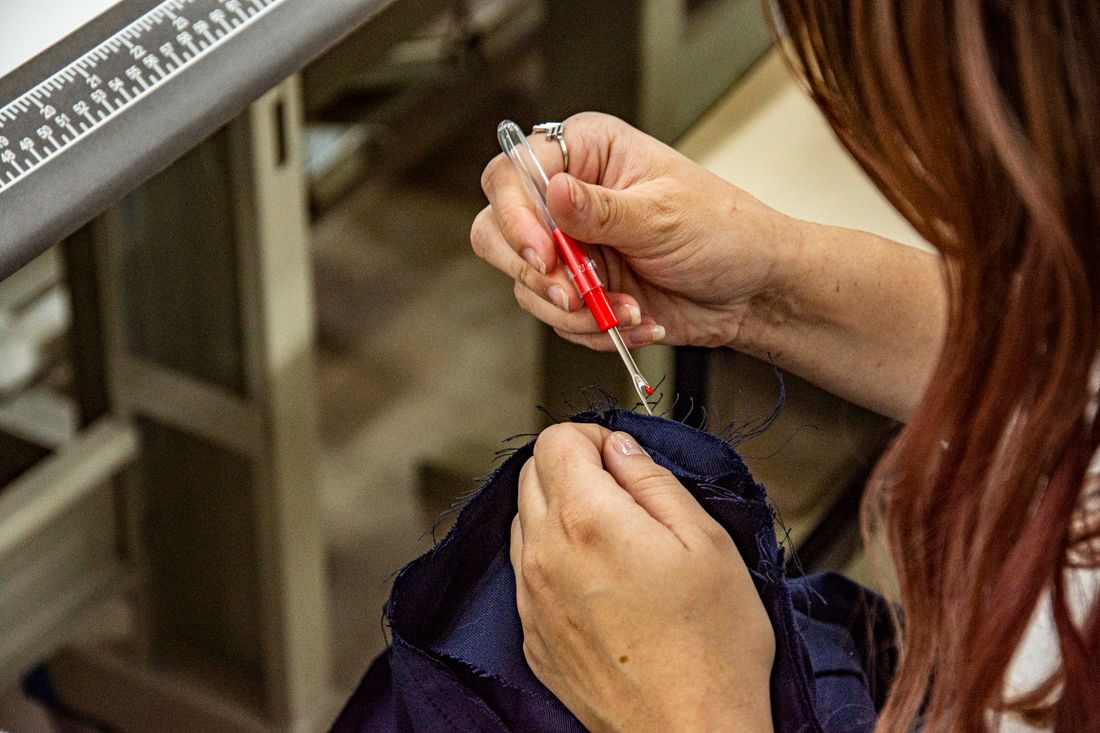 Découdre un fil de bâti sur une couture avec un découseur