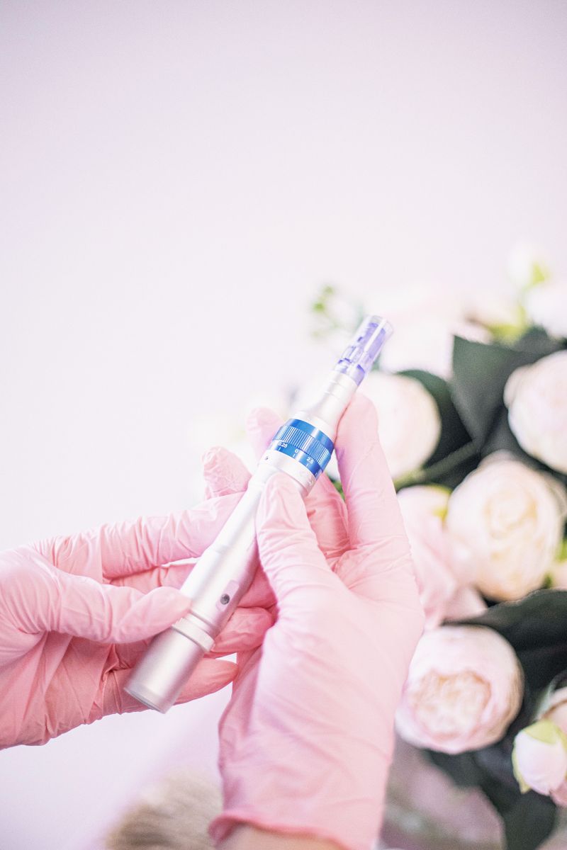 Derma-pen professionnel tenu à la main pour microneedling