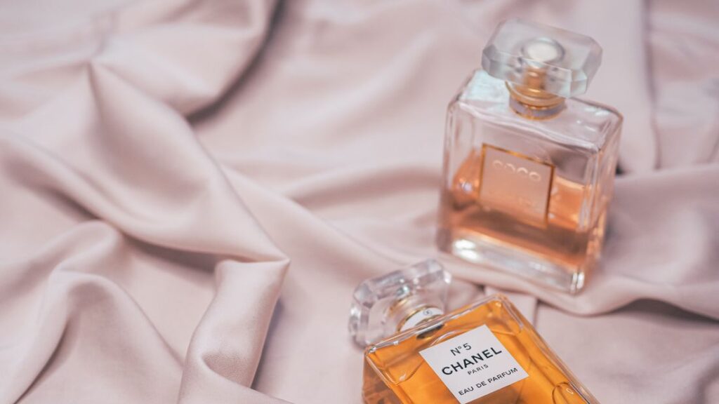 Flacons de parfums de luxe élégamment disposés