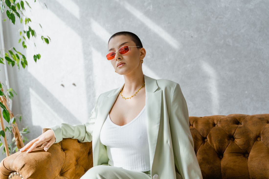 Femme confiante avec une coupe de cheveux courte