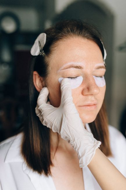 Femme les yeux fermés pendant un soin des cils