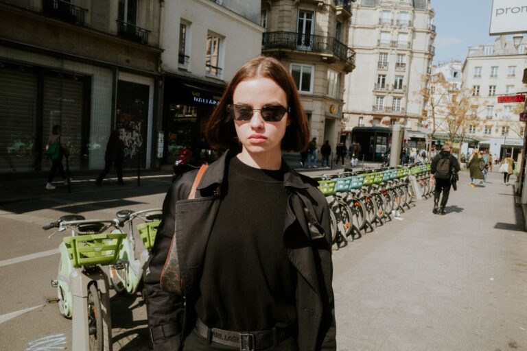 Femme élégante avec lunettes de soleil dans la rue, esprit street style