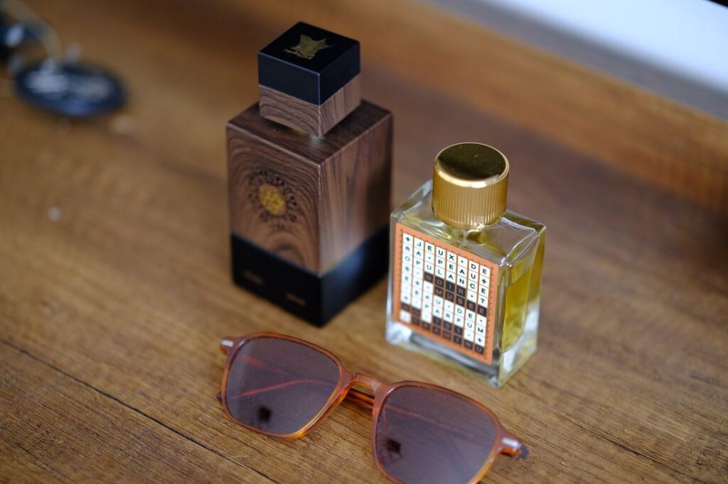 Flacon de parfum boisé posé sur une surface en bois