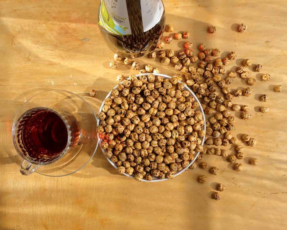 Bol de souchets séchés (tiger nuts), la matière première de l'huile de souchet