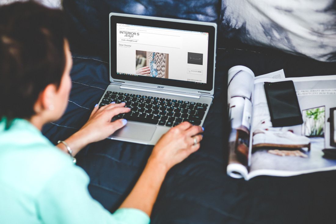 Lecture d'un article de blog beauté sur ordinateur, ambiance cosy