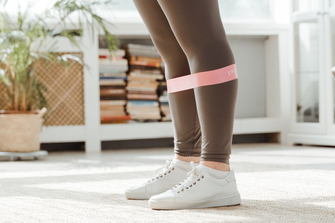 Détail d'un legging de compression sur des jambes actives