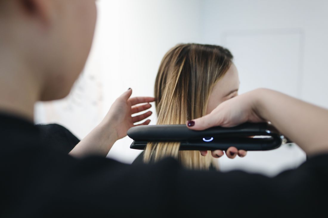 Coiffure lisse obtenue avec un lisseur professionnel