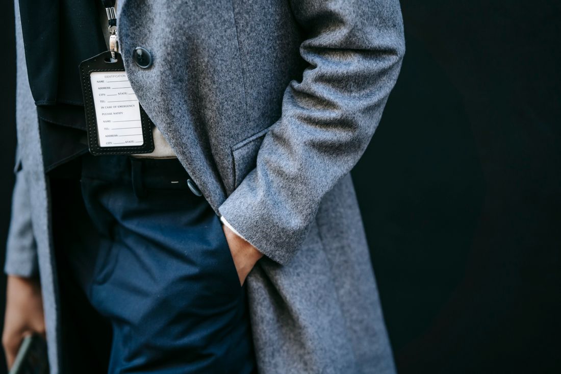 Femme en manteau élégant, main dans la poche, dans la rue