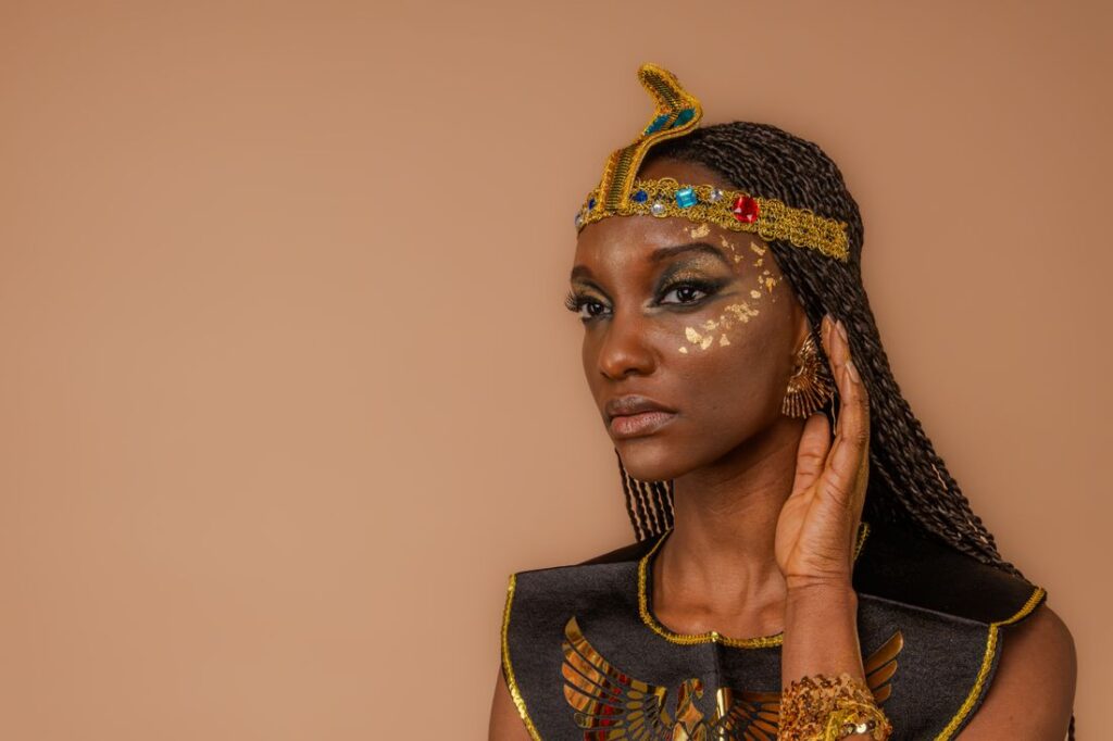 Maquillage inspiration égyptienne avec eyeliner doré et bijoux