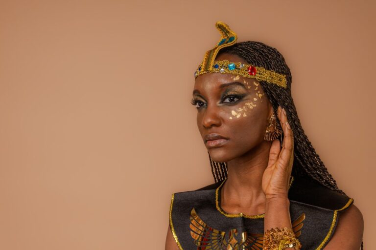 Maquillage inspiration égyptienne avec eyeliner doré et bijoux