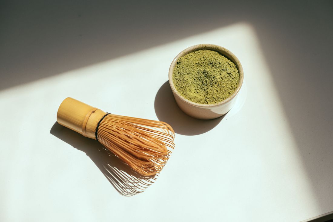 Poudre de matcha et fouet en bambou