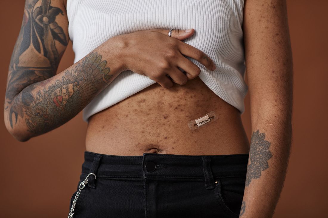 Tatouage frais protégé par un pansement de cicatrisation sur la peau