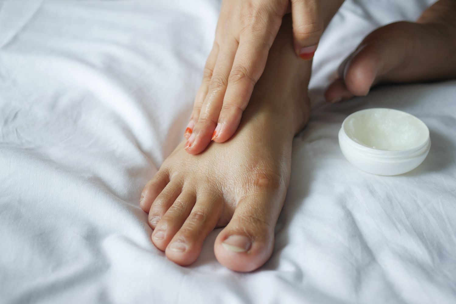 Application d'un soin hydratant sur le pied