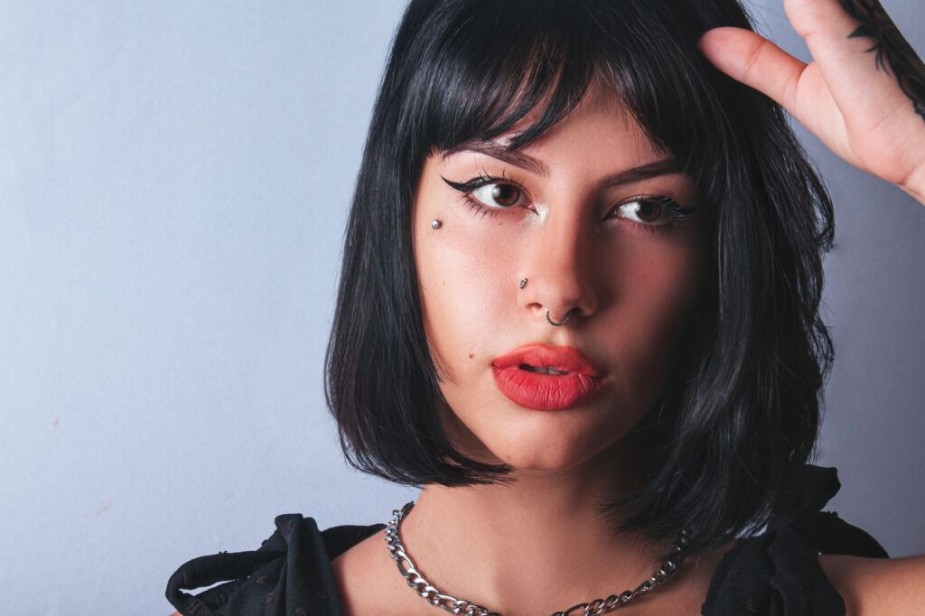 Gros plan piercing joue et bijoux de visage
