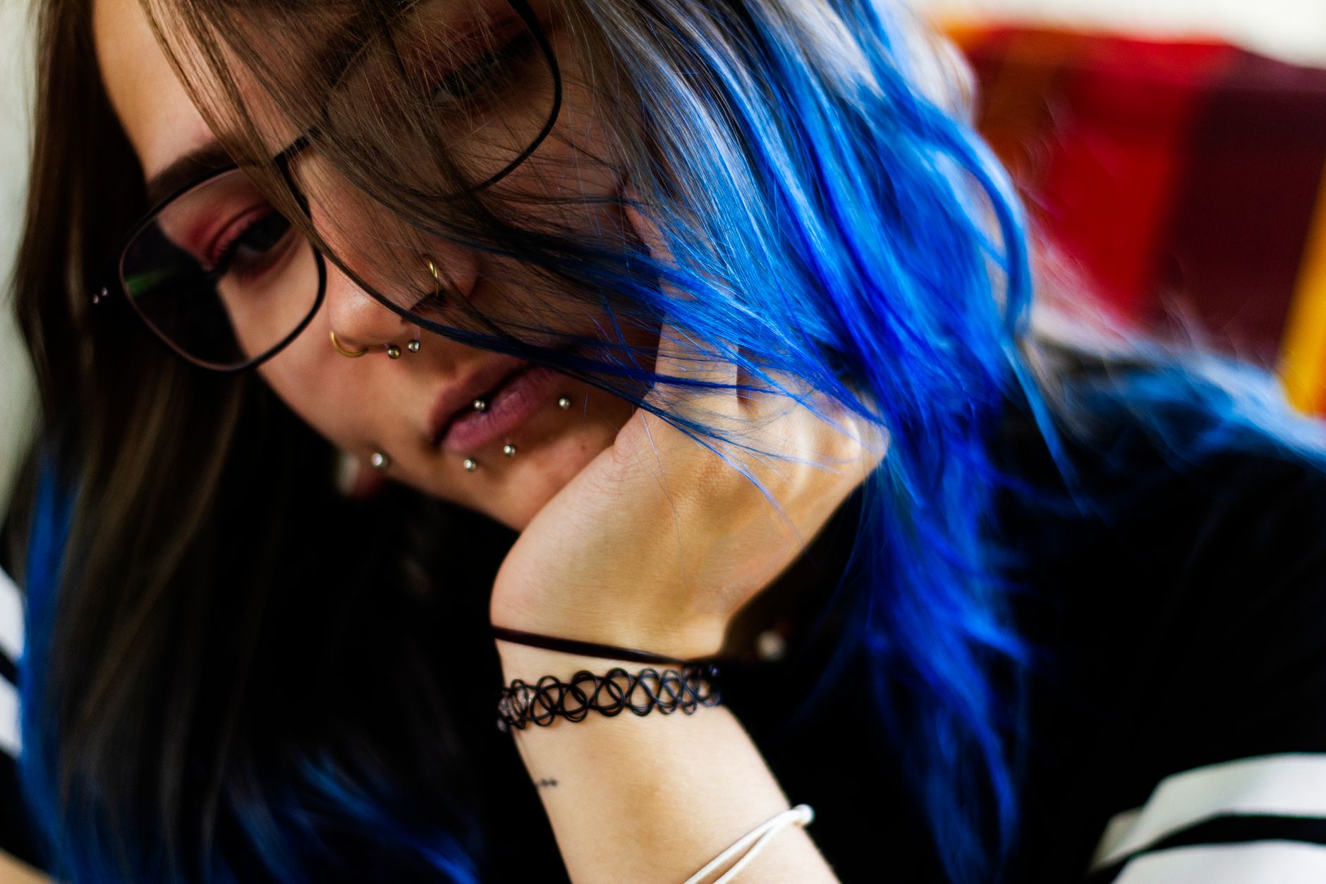 Tendance piercing visage avec bijoux colorés