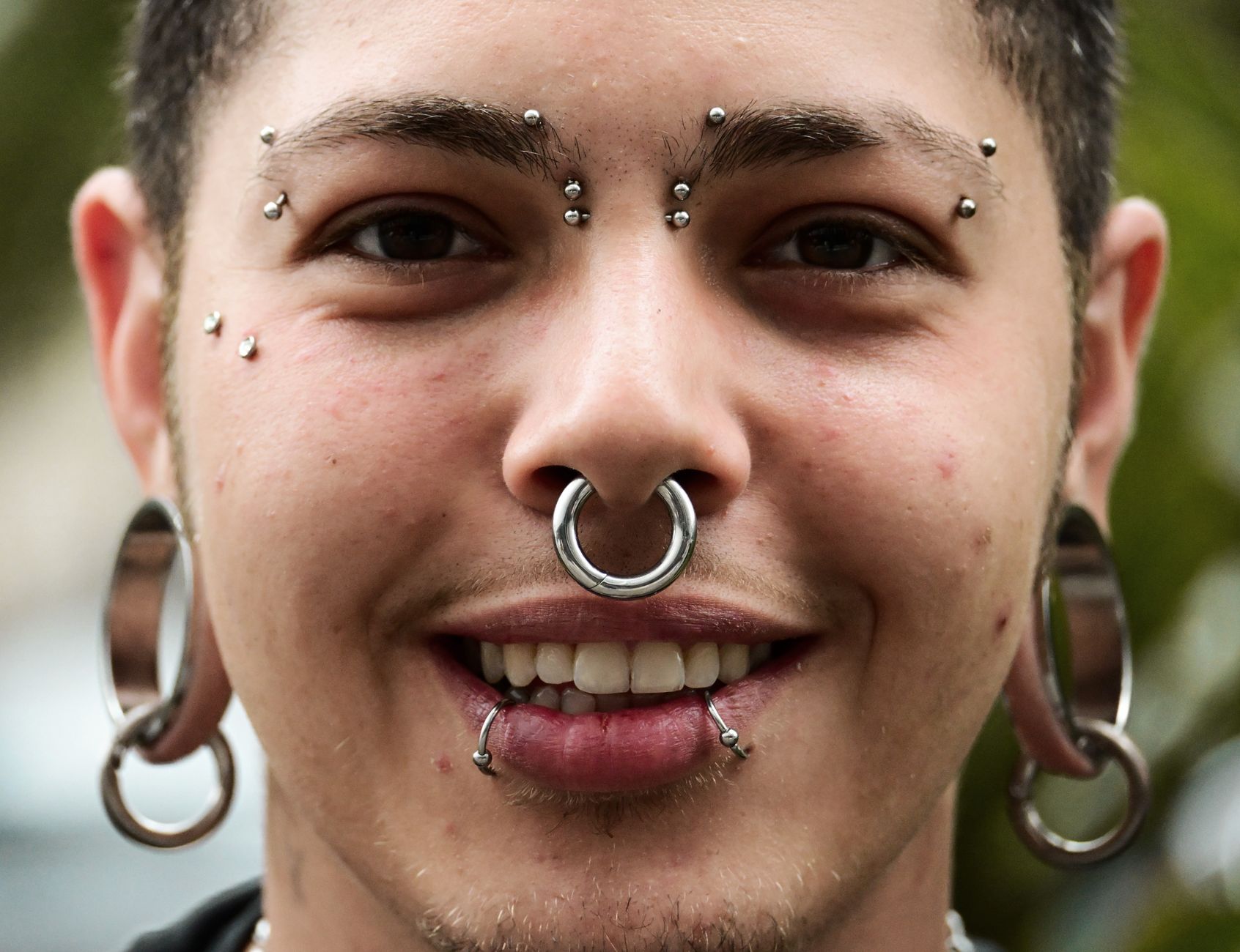 Piercing joue avec labret, gros plan bijoux