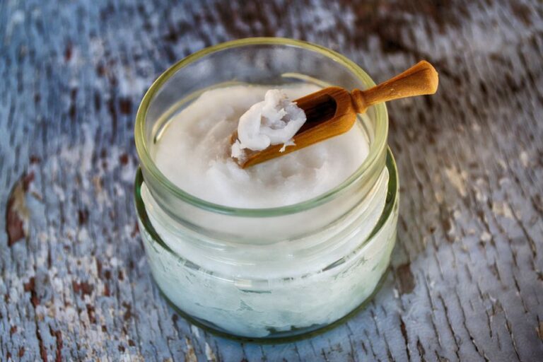 Huile de coco vierge dans un bocal