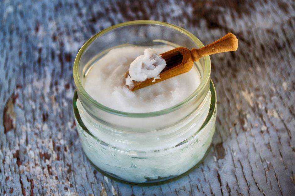 Huile de coco vierge dans un bocal