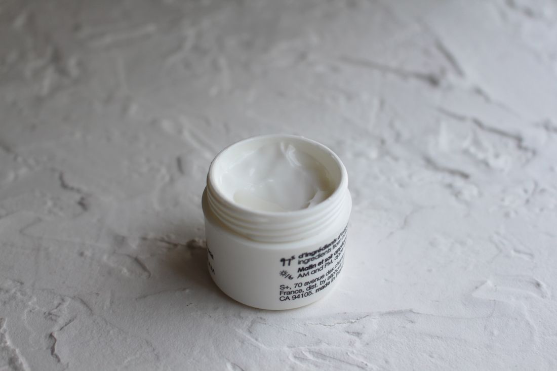 Texture d'une crème pour le visage dans un pot