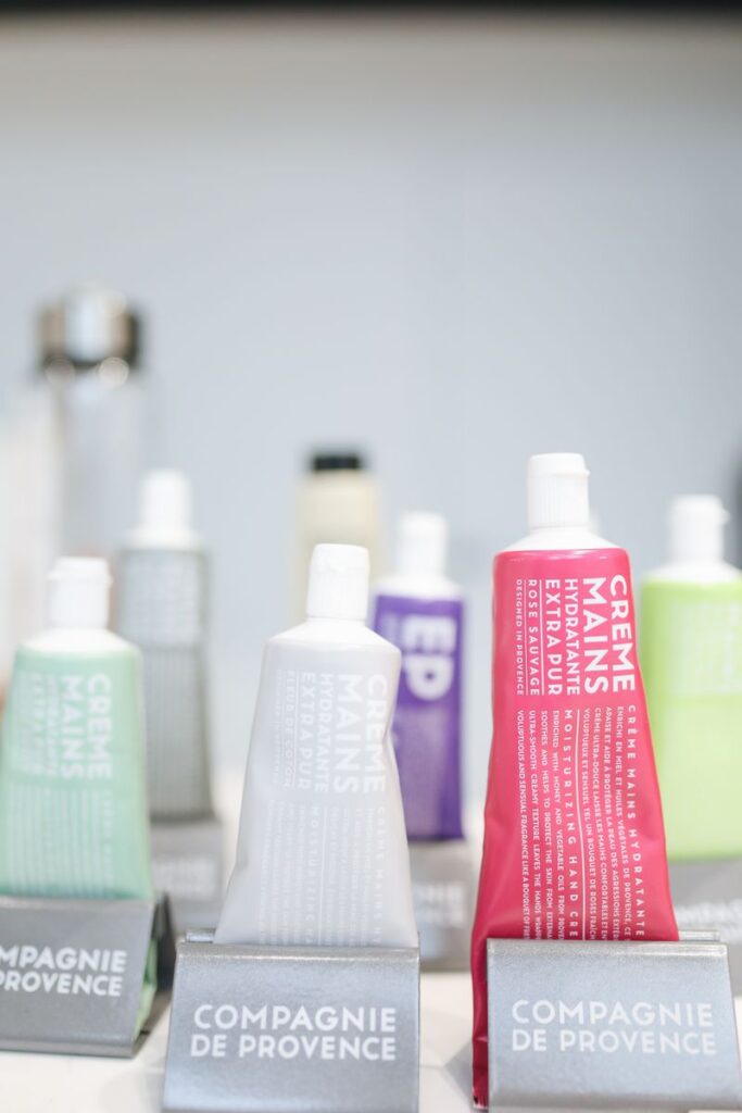 Flacons de cosmétiques rangés sur une étagère