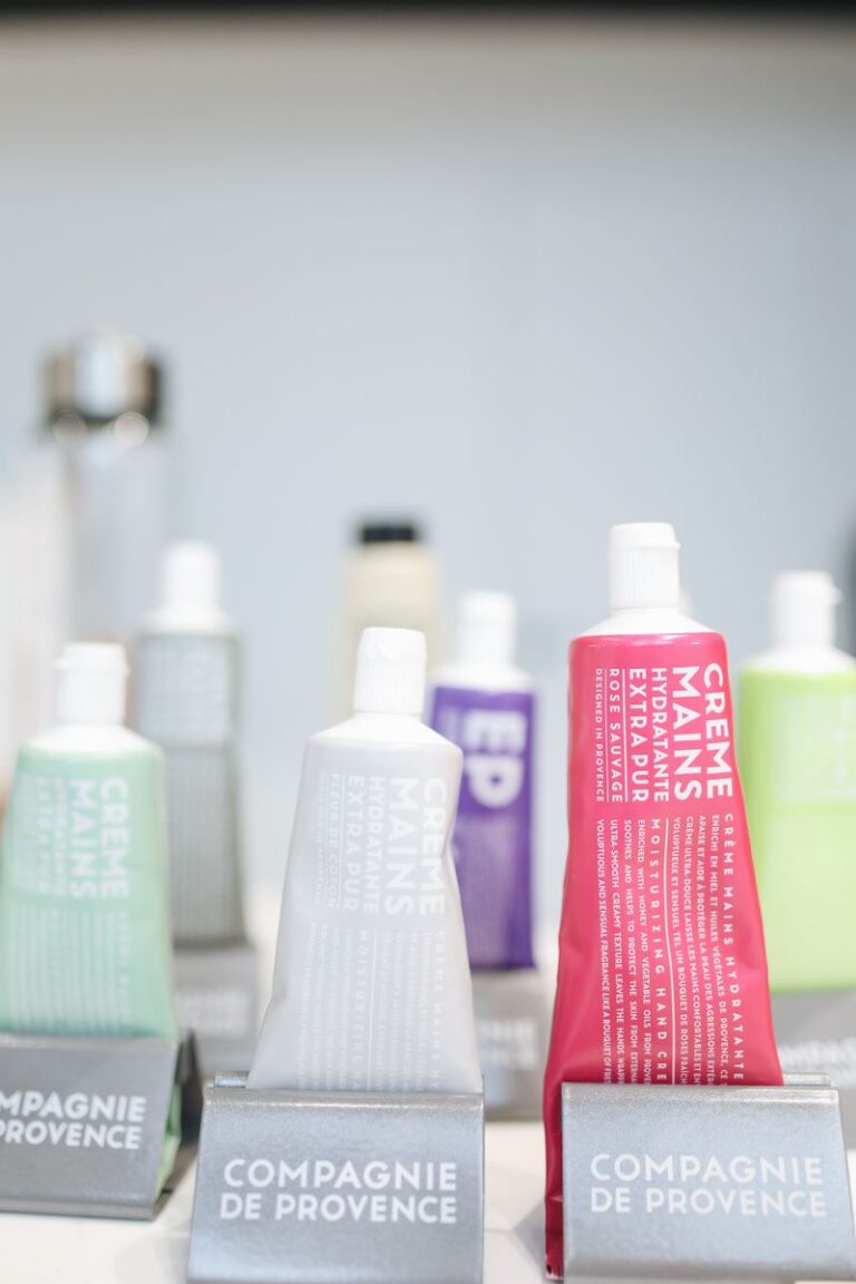 Flacons de cosmétiques rangés sur une étagère