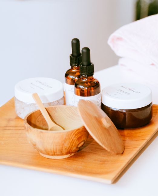 Produits de soin naturel présentés sur un plateau en bois