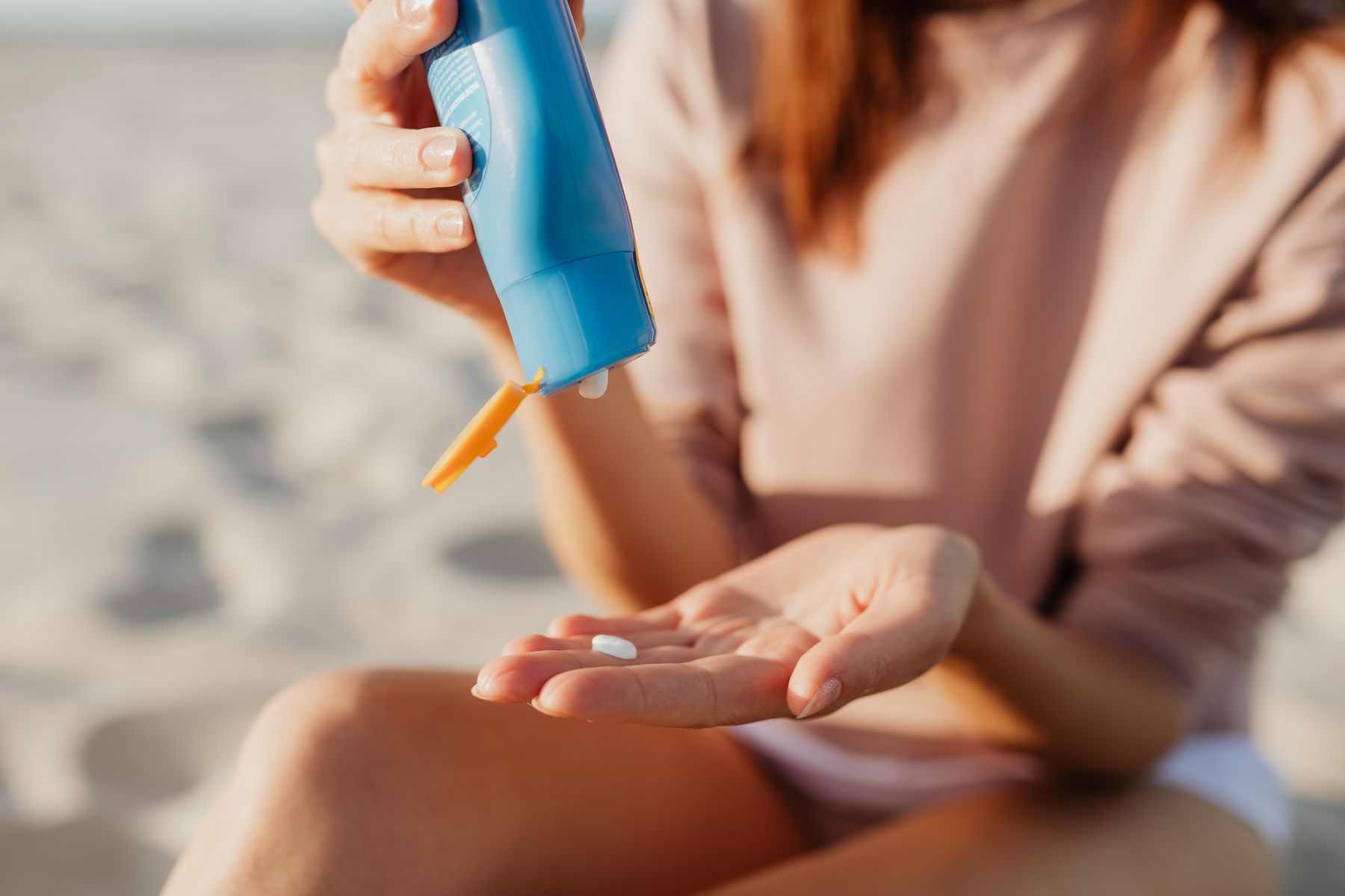 Application d'une protection solaire pour préserver les couleurs d'un tatouage