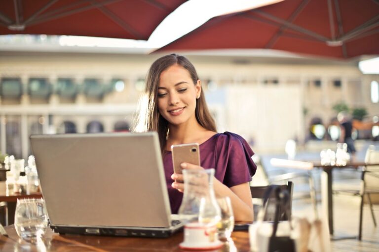 Femme lisant un blog lifestyle et beauté sur son ordinateur portable