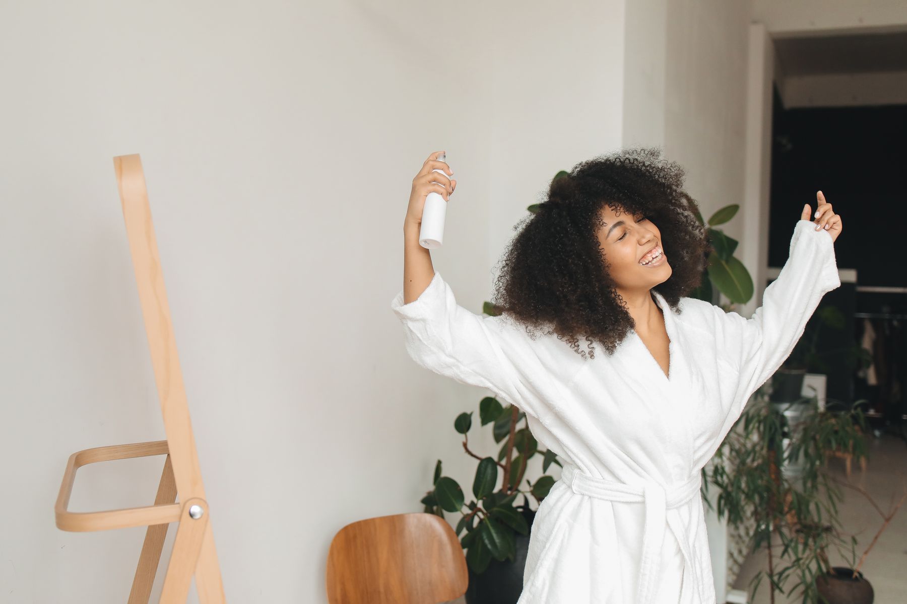 Routine capillaire hydratante pour cheveux bouclés au naturel