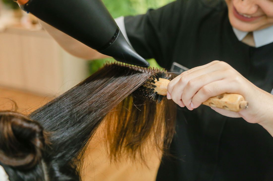 Brushing réalisé au sèche-cheveux et à la brosse en salon