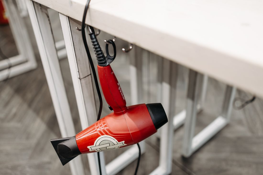 Sèche-cheveux design posé sur une table