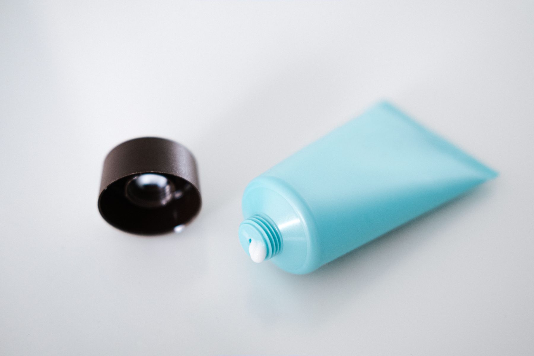 Tube de crème cicatrisante ouvert prêt à être appliqué sur un tatouage