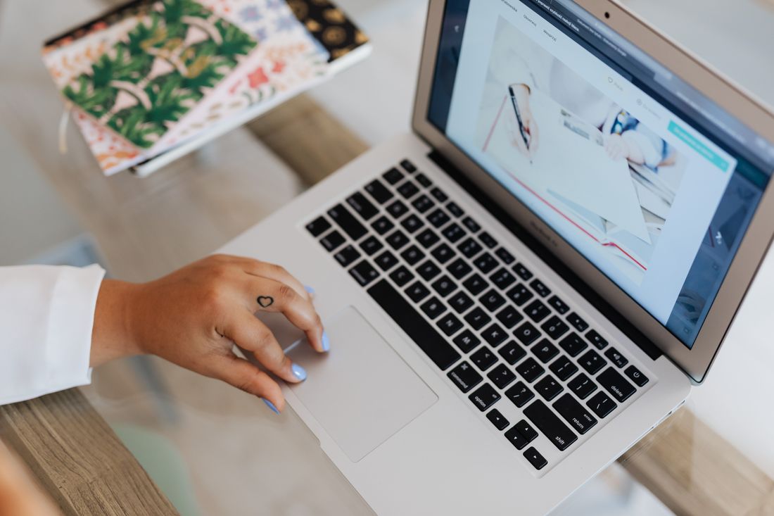 Utilisation d'un ordinateur portable pour lire du contenu en ligne