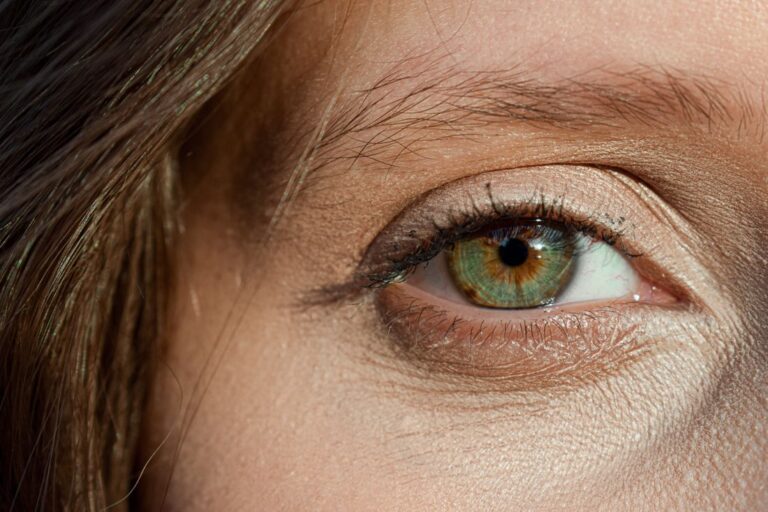 Gros plan sur un œil aux reflets hazel, mélange de vert et de marron doré