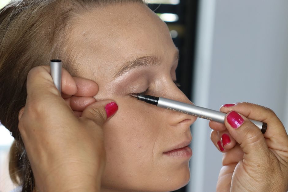 Estheticienne appliquant un eyeliner permanent